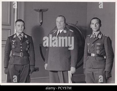 Oberleutnant Heinrich Meyer di I. Staffel, Kampfgeschwader 2 (sinistra), Generalfeldmarschall Hugo Sperrle (centro) e Oberfeldwebel Karl Müller di I. Staffel, Kampfgeschwader 2 (a destra) in occasione della presentazione di Sperrle del cavaliere della croce La croce di ferro di Heinrich Meyer e Karl Müller il 15 ottobre 1942. Foto Stock