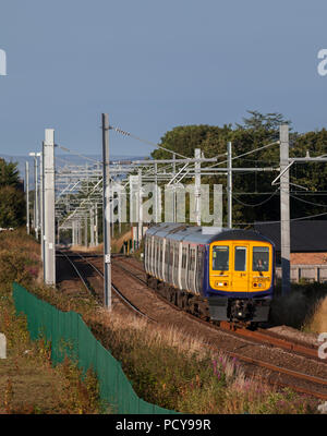 Un Arriva Nord classe rampa 319 treno elettrico a Carleton vicino a Blackpool Foto Stock