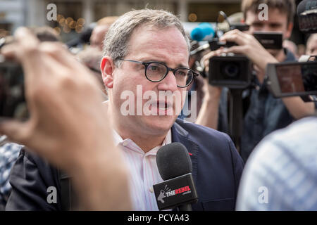 Ezra Levant di alt destro Media ribelle dà un'intervista al di fuori del Royal Courts of Justice di Londra, Regno Unito. Foto Stock