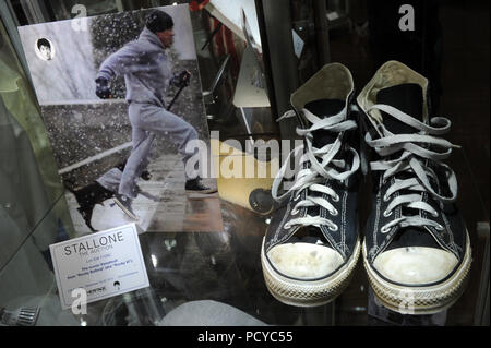 NEW YORK, NY - 21 ottobre: una coppia di pattini usurati da attore Sylvester Stallone nel film " Rocky VI " sul display durante una stampa anteprima del patrimonio prossime aste asta di cimeli dell'molto popolare saga di inscatolamento al Fletcher-Sinclair Mansion Ottobre 20, 2015 a New York. Sylvester Stallone è il troncaggio con centinaia di pezzi di memorabilia dal "Rocky" e "Rambo" film, comprese le scarpe, un boxing robe da "Rocky IV,' e la US Army giacca ha indossato come John Rambo nel 9182 film 'primo sangue." Gli elementi vengono svenduti dal patrimonio di aste in Los Angeles e online, con la Foto Stock