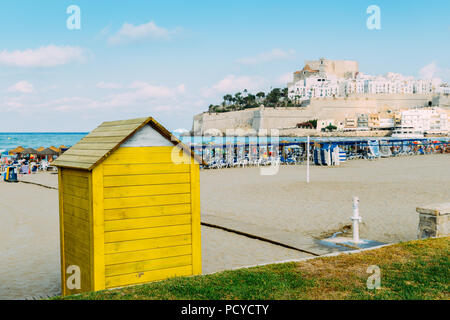 Pittoresca spiaggia di capanne sulla spiaggia a Peniscola, Castellon, Spagna Foto Stock