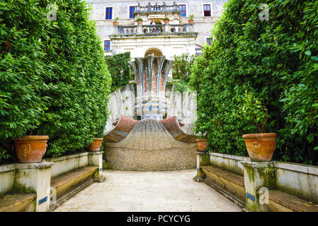 La fontana creata dal Bernini nei famosi giardini di Villa d' Este, nei pressi di Roma, Italia. Nel giardino vi sono circa cinquanta fontane Foto Stock