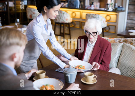A pranzo al cafè Foto Stock