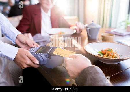 Uomo di pagare con carta di credito Foto Stock