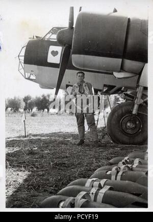 Immagine da l'album fotografico di Oberfeldwebel Gotthilf Benseler di 9. Staffel, Kampfgeschwader 3: nel 1939, la Luftwaffe airman pone accanto a un Dornier Do17Z-2 del 9. Staffel, Kampfgeschwader 3, con il carico di bomba stabiliti e pronto. Il velivolo porta i primi carta da gioco "Asso di cuori' Staffel badge di 9. Staffel. Foto Stock