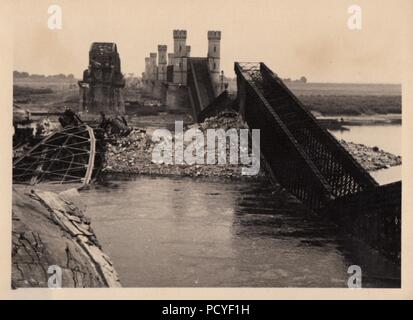 Immagine da l'album fotografico di Oberfeldwebel Gotthilf Benseler di 9. Staffel, Kampfgeschwader 3: Il ponte sul fiume Vistola presso Tczew, distrutto dal polacco ingegneri per negare l'accesso a tedesco forze di terra il 1° settembre 1939. Foto Stock