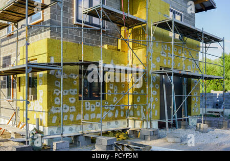 Fondamenta in calcestruzzo di una casa nuova vista del sito in costruzione nel processo di preparazione Foto Stock