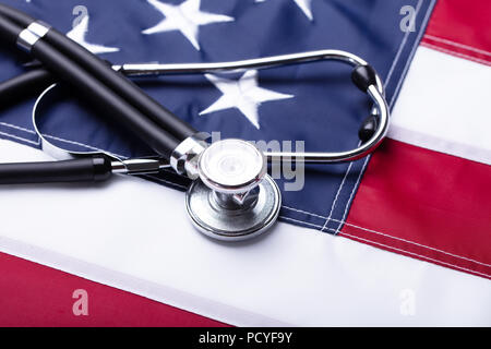 Close-up di uno stetoscopio sulla bandiera americana Foto Stock