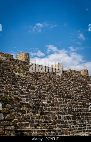 Monte Alban, un pre-colombiano sito archeologico, scale che conducono alla piattaforma Nord, Oaxaca, Messico Foto Stock
