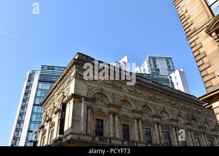 Edifici di Manchester con un cielo blu chiaro Foto Stock