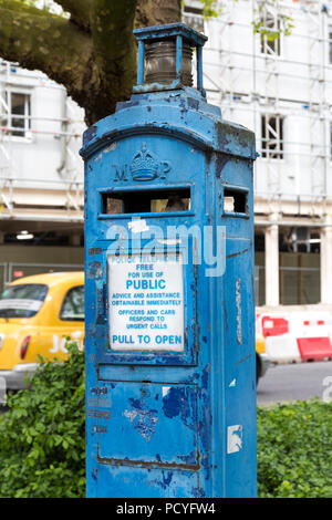 Una polizia blu pilastro casella Telefono per uso pubblico, London, Regno Unito Foto Stock