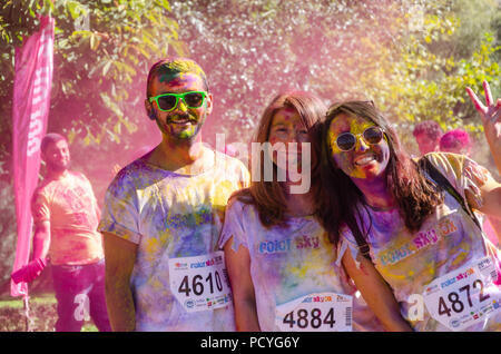 ESKİSEHİR,Turchia-ottobre 1,2016:invitati sono in posa la telecamera con confidince mentre coperto di vernice in polvere. Foto Stock