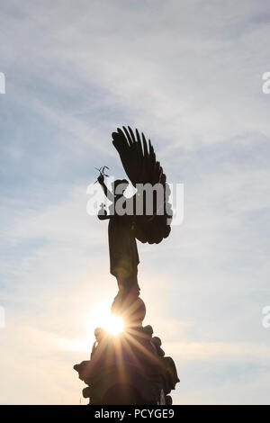 La statua della Pace sulla storica del confine tra Brighton e Hove sulla costa del Sussex; la mattina presto luce brilla oltre la base della statua Foto Stock