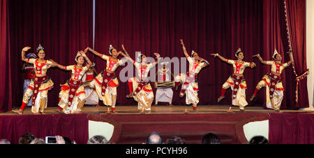 KANDY , SRI LANKA-DEC 28, 2016: Pathi performance di danza Lanka mostra nel palazzo di Ampitiya sul dicembre 28, 2016, Kandy, Sri lanka. Gli attori vestiti nella nazione Foto Stock