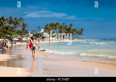 Mirissa Beach, Sri Lanka - Jan 3, 2017: turisti camminare sulla sabbia mentre godendo la vista su tutta la meravigliosa spiaggia di Mirissa il Jan 3, 2017. Sr Foto Stock