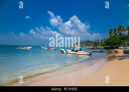 Colorate Barche Pesca sulla spiaggia di Mirissa in Sri Lanka. Foto Stock