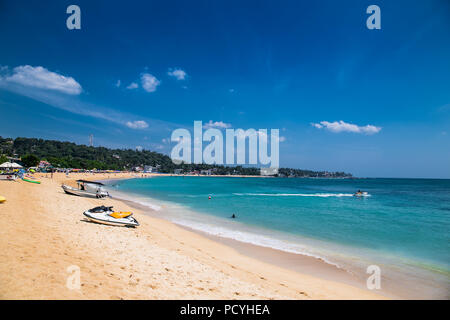 Splendida spiaggia di sabbia di Unawatuna in Sri Lanka. Foto Stock