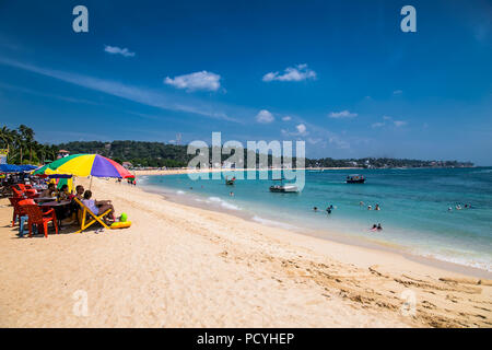 UNAWATUNA, SRI LANKA-GEN 4, 2017:i turisti sono godendo alla splendida spiaggia di sabbia di Unawatuna il Jan 4, 2107 in Sri Lanka. Foto Stock