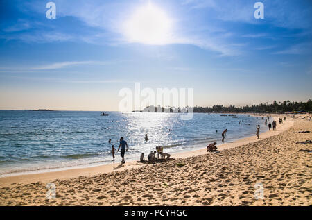 UNAWATUNA, SRI LANKA-GEN 4, 2017:i turisti sono godendo alla splendida spiaggia di sabbia di Unawatuna il Jan 4, 2107 in Sri Lanka. Foto Stock