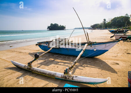 Barche di pescatori sulla spiaggia di Weligama in Sri Lanaka. Foto Stock