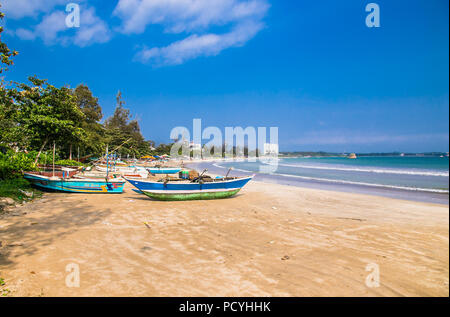 Barche di pescatori sulla spiaggia di Weligama in Sri Lanaka. Foto Stock