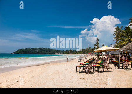 Mirissa Beach, Sri Lanka - Jan 2, 2017: turisti camminare sulla sabbia mentre godendo la vista su tutta la meravigliosa spiaggia di Mirissa il Jan 2, 2017. Sr Foto Stock