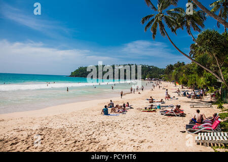 Mirissa Beach, Sri Lanka - Jan 2, 2017: turisti camminare sulla sabbia mentre godendo la vista su tutta la meravigliosa spiaggia di Mirissa il Jan 2, 2017. Sr Foto Stock