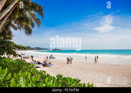 Mirissa Beach, Sri Lanka - Jan 2, 2017: turisti camminare sulla sabbia mentre godendo la vista su tutta la meravigliosa spiaggia di Mirissa il Jan 2, 2017. Sr Foto Stock