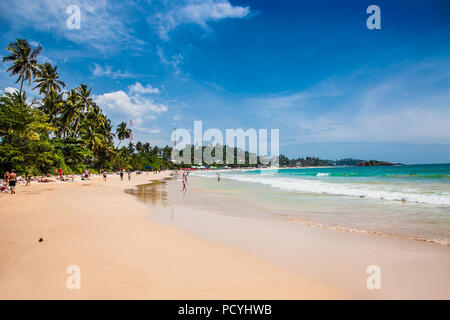 MIRISSA, SRI LANKA - Jan 2, 2017: turisti relax sulla sabbia della spiaggia meravigliosa a Mirissa il Jan 2, 2017. Lo Sri Lanka. Foto Stock