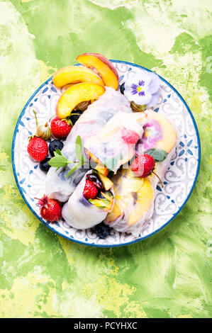 Fresca estate assortiti set di rulli con frutti.il cibo sano Foto Stock
