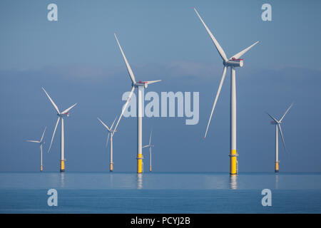 Le turbine eoliche di Walney 2 e Walney 4 in mare al largo della costa di Barrow-in-Furness Foto Stock