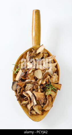 Scoop di funghi secchi su sfondo bianco Foto Stock