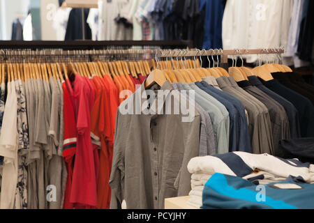 Shirt per l'uomo su appendiabiti panno di moda appendiabiti con camicie. Uomini vestiti di business. Foto Stock