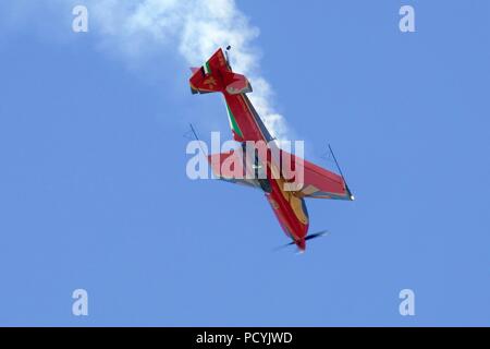 Il Royal Jordanian Falcons - Extra 300LX di aeromobili con un impressionante nuovo schema di verniciatura al 2018 Royal International Air Tattoo Foto Stock