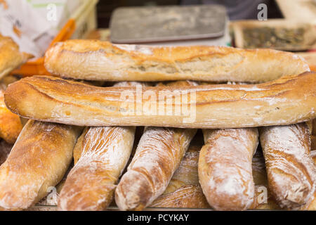 Baguette Francia - polpettine della tradizione Baguette venduti a un mercato di Parigi, Francia. Foto Stock