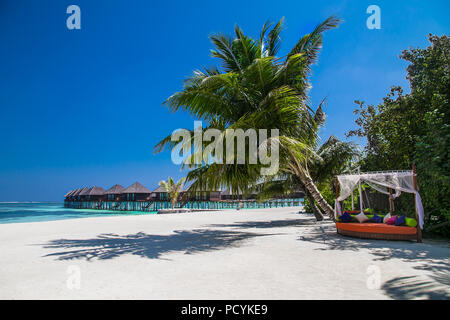 Bellissimo resort tropicale con spiaggia wihte e acqua turchese per rilassarsi su Olhuveli island, Maldive. Spiaggia di sabbia bianca con una barriera corallina. Best Beach Foto Stock