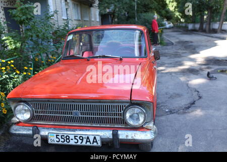 Posteriore sovietico-drive GT classe Moskvich arancione-412, un partenariato w/BMW nel 1967-75, terzo in Coppa del mondo rally London-Mexico,1970, parcheggiata vicino casa in Dnepr Foto Stock