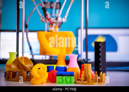 Stampa parti arancione su una stampante 3D nel processo di stampa Foto Stock