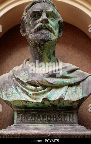 COPENHAGEN, Danimarca - 18 maggio 2018 Ny Carlsberg distretto: busto in bronzo di Jacob Christian Jacobsen industriale e fondatore della fabbrica di birra Carlsberg Foto Stock