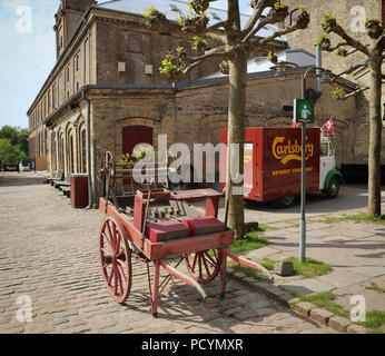 COPENHAGEN, Danimarca - 18 maggio 2018 il cortile della vecchia fabbrica di birra Carlsberg a Copenhagen con un vecchio carrello in esposizione Foto Stock