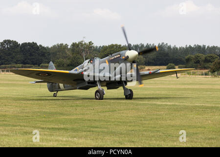 Vista frontale di un edificio storico della RAF Spitfire aereo a terra Foto Stock