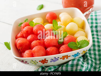 Colorata insalata di frutta. Anguria e melone insalata. Estate Fresca cibo. Foto Stock