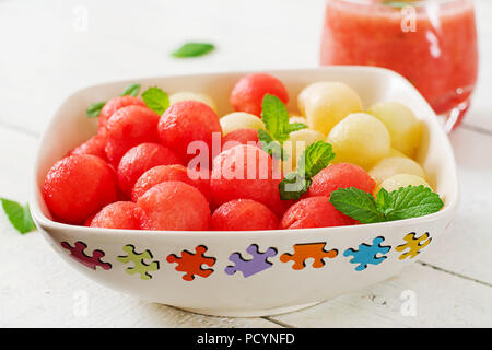 Colorata insalata di frutta. Anguria e melone insalata. Estate Fresca cibo. Foto Stock