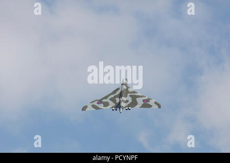 Il bombardiere Vulcan xh558 Guerra Fredda ala delta jet in volo durante il suo ultimo anno di volo presso l'aerodromo Headcorn Foto Stock