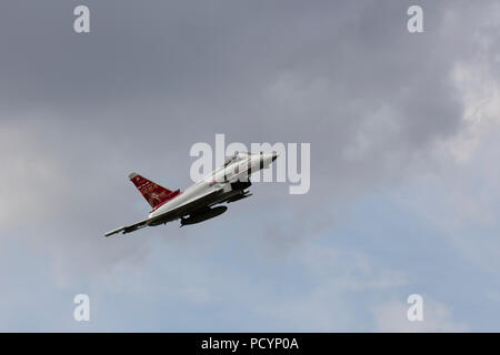 Un RAF Typhoon fighter jet in volo Foto Stock