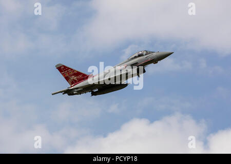 Un RAF Typhoon fighter jet in volo Foto Stock