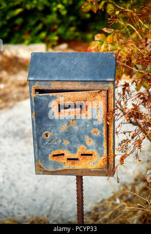 Vecchio arrugginito al di fuori della casella postale. Close-up Foto Stock