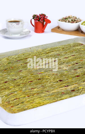 Il pistacchio kataifi sul vassoio - spalmatura kadayif Foto Stock