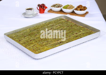 Il pistacchio kataifi sul vassoio - spalmatura kadayif Foto Stock