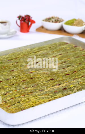 Il pistacchio kataifi sul vassoio - spalmatura kadayif Foto Stock